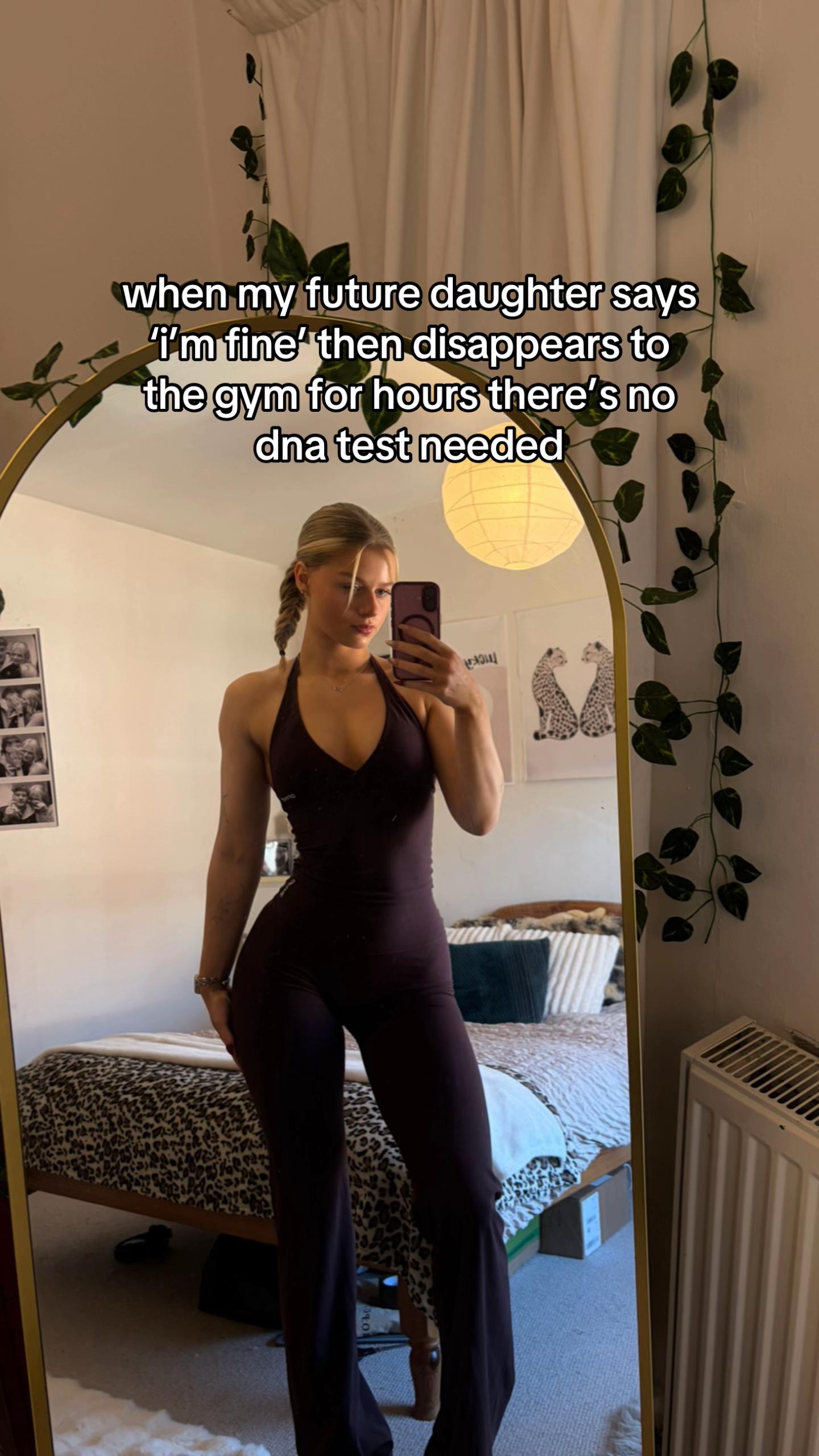 @elliearundell_