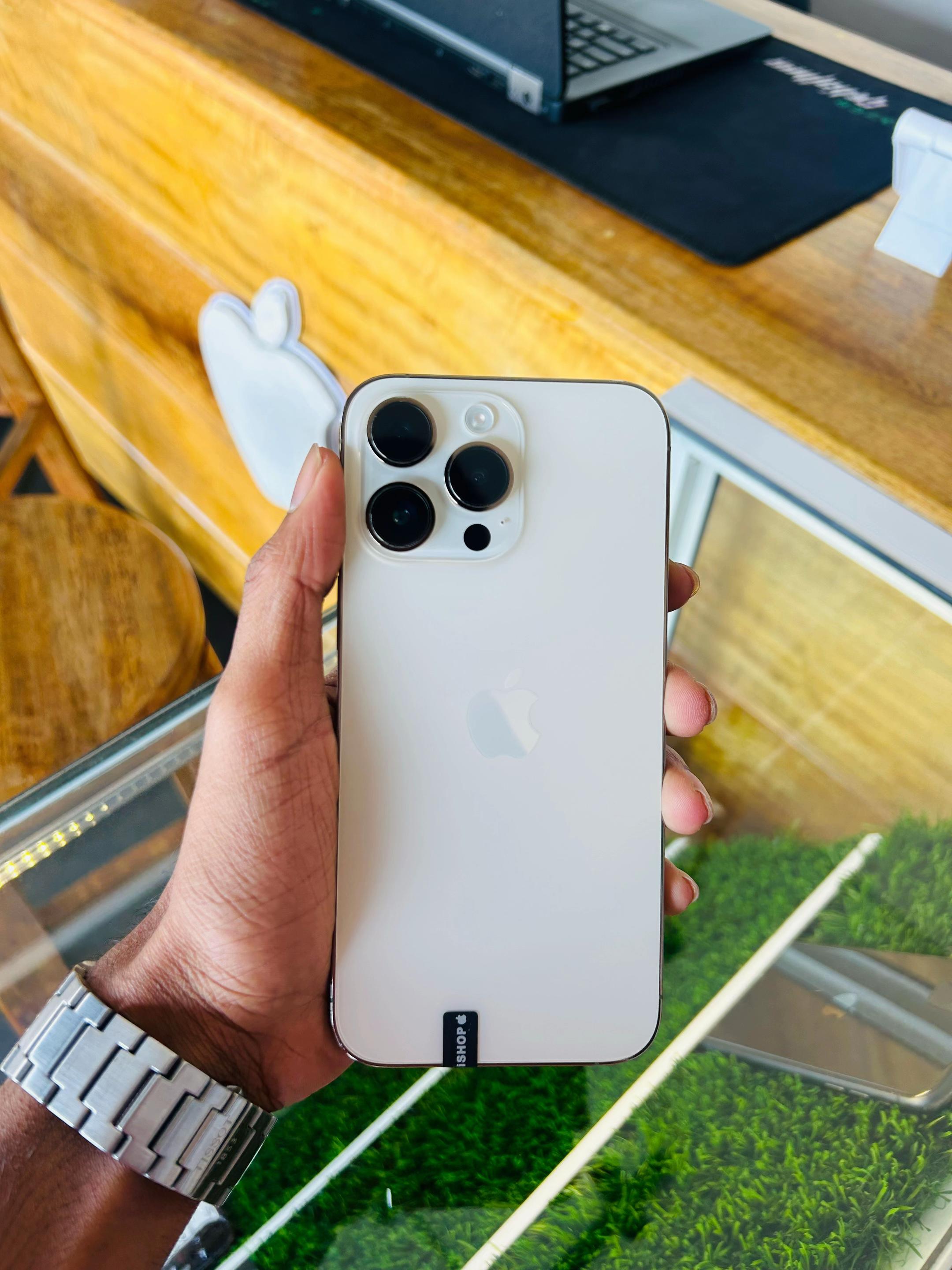 @white_martishop