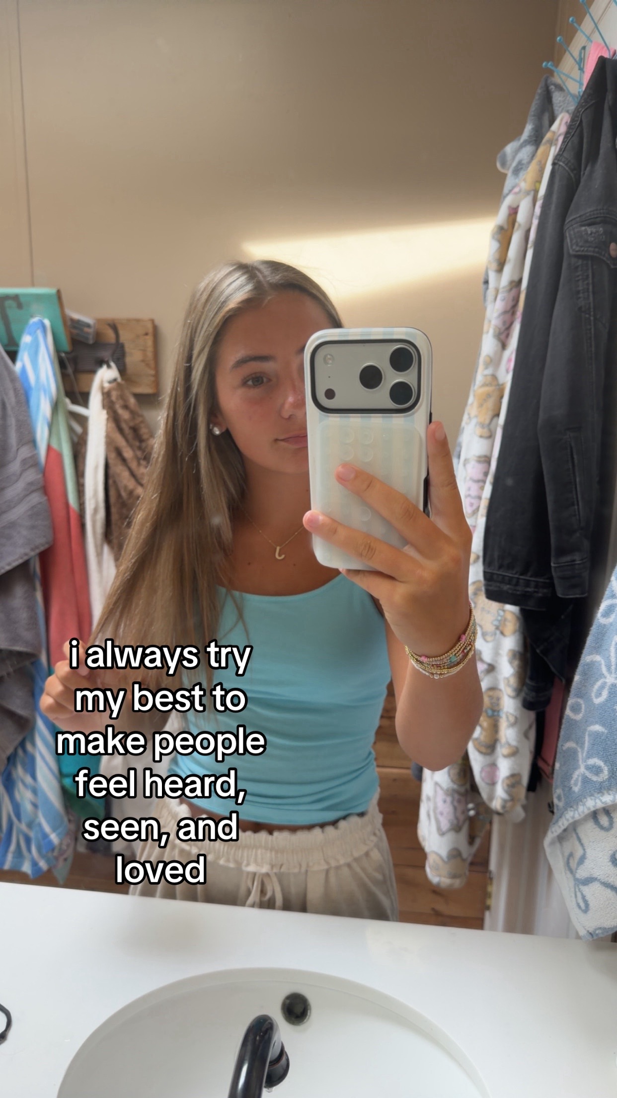 @👩🏽&zwj;🦯👩🏽&zwj;🦯&zwj;➡️