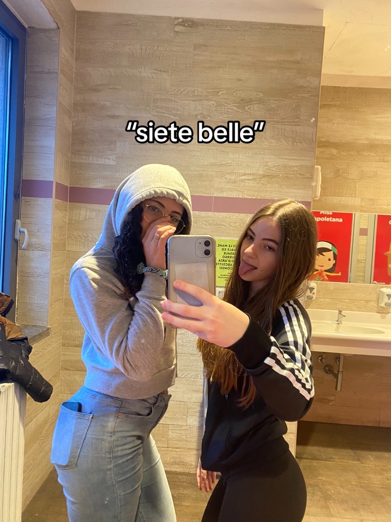 @👸🏻👸🏼