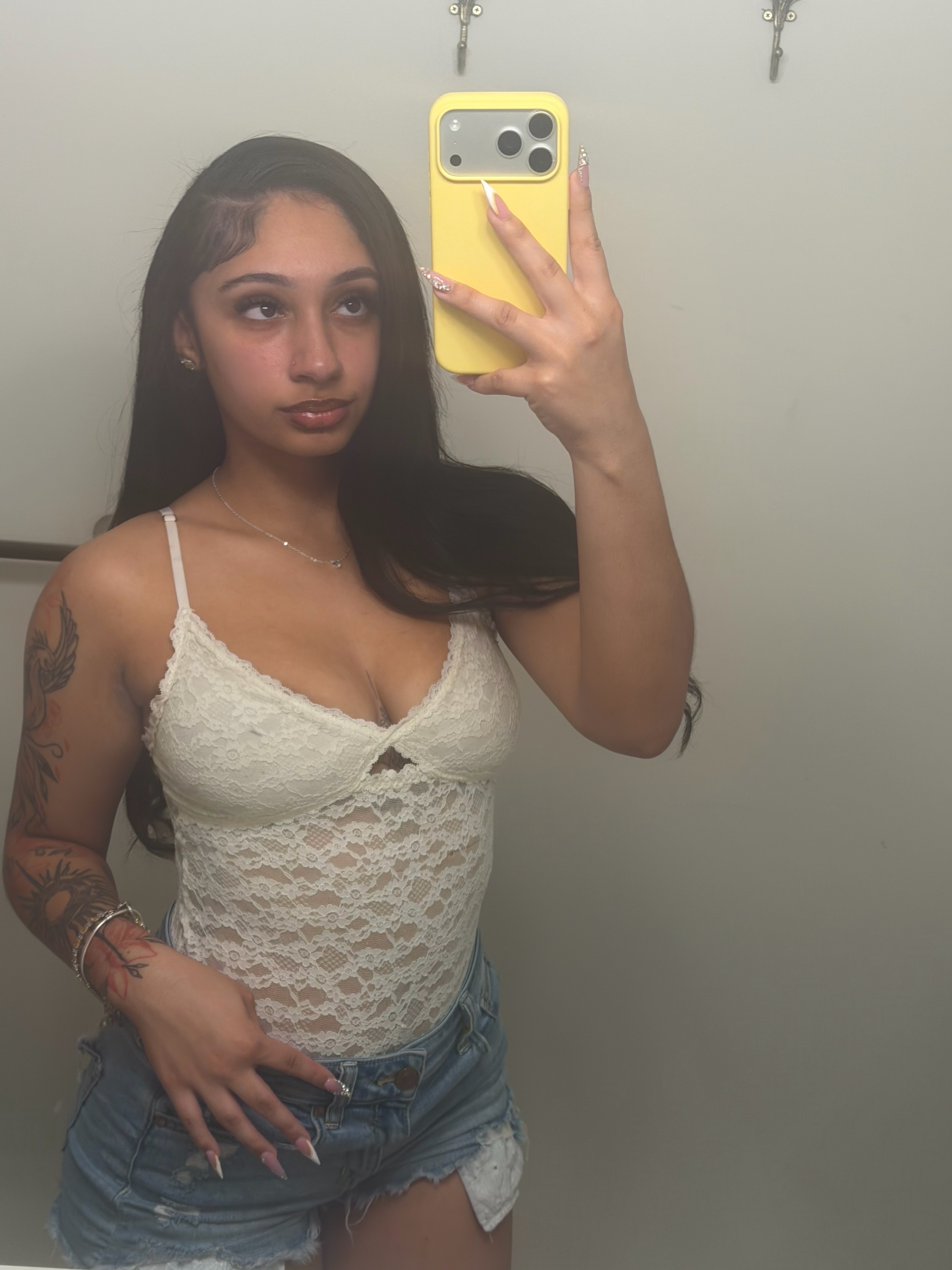 @🫰🏼