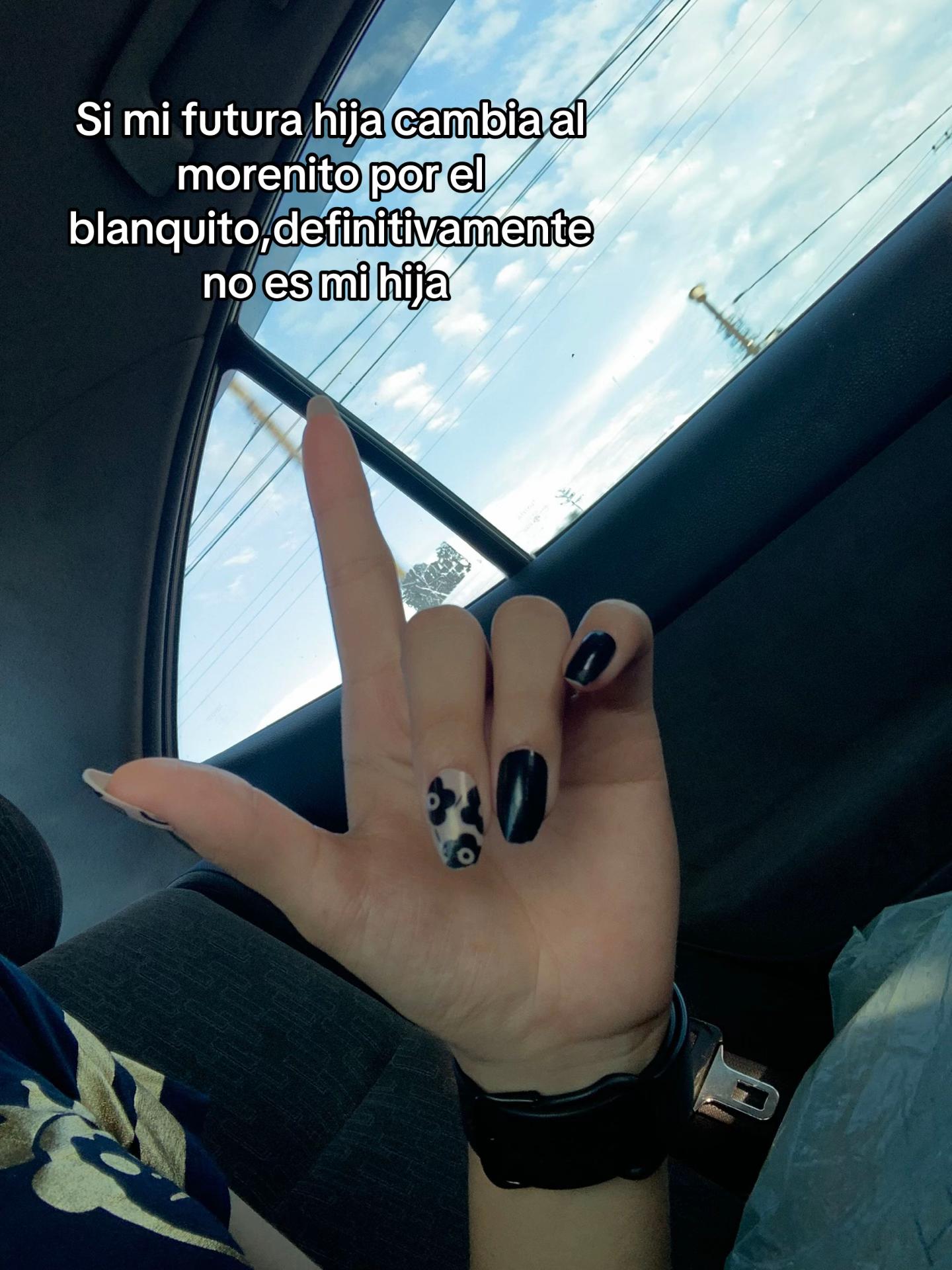 @🙎🏻&zwj;♀️