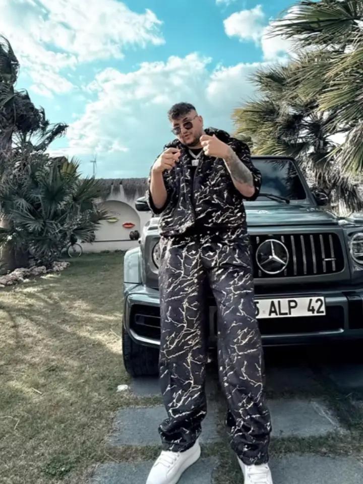 @user33851449403