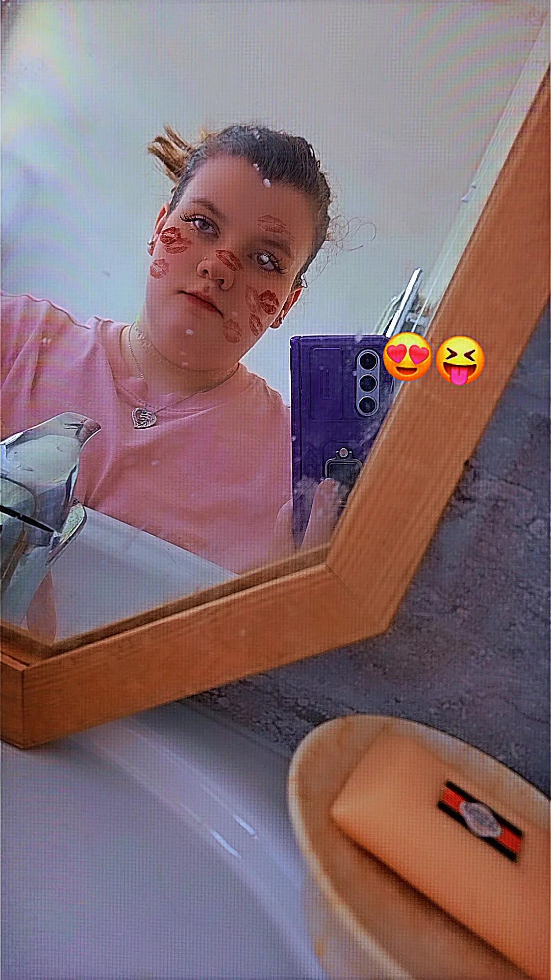 @chloecrook00