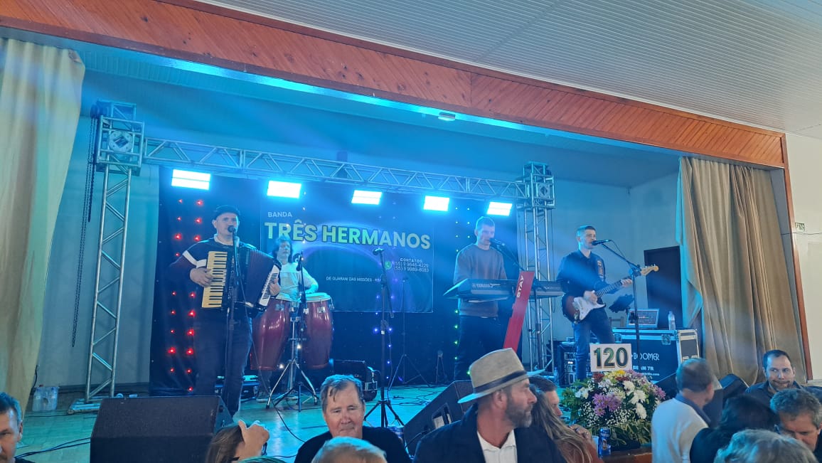 @Três Hermanos
