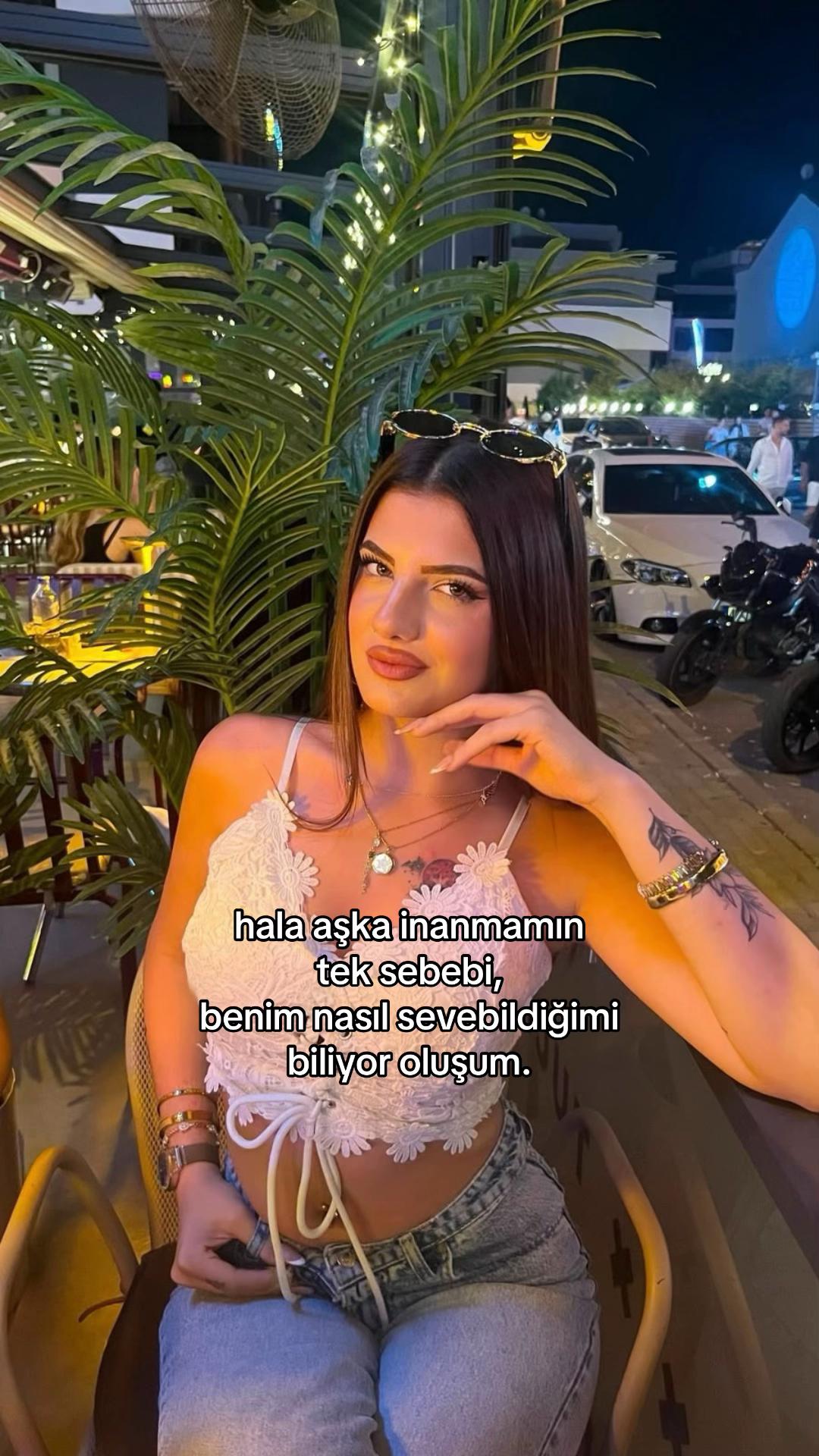 @Azra Eşref