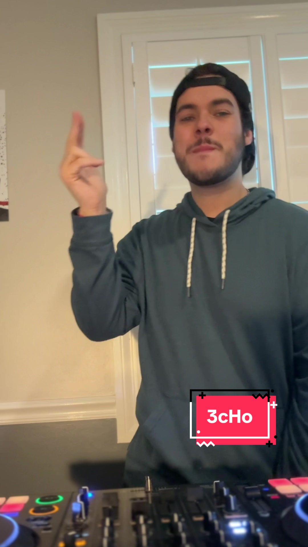 @3cHo