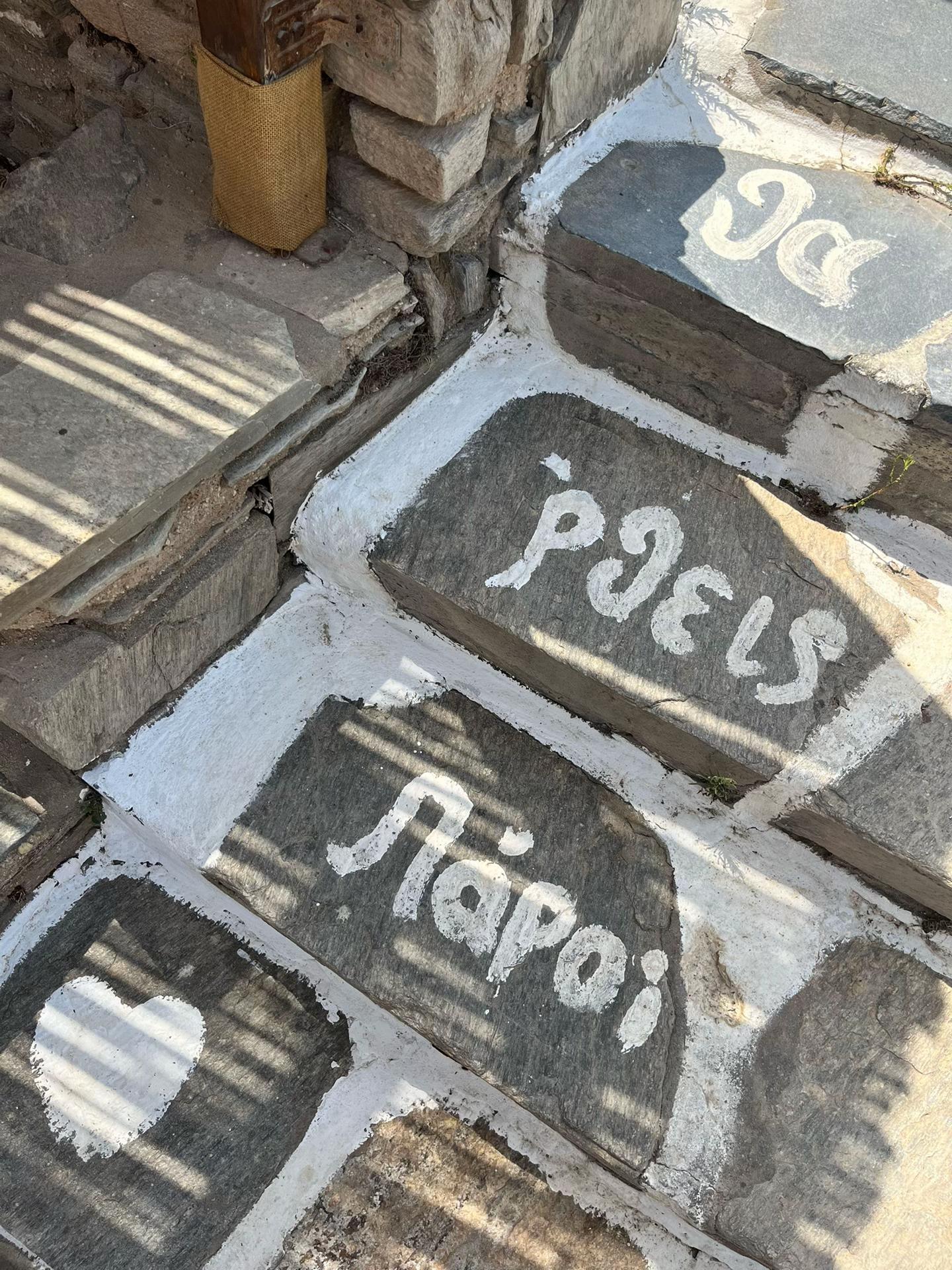 @𝒱