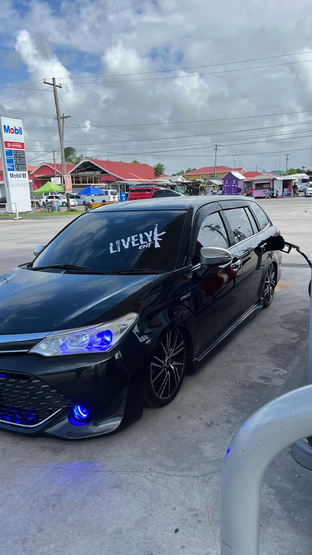 @Lively✓