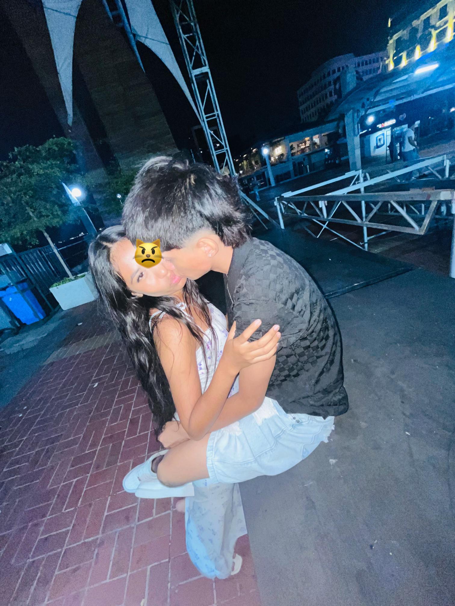@. 🧔🏽&zwj;♀️الفخذين