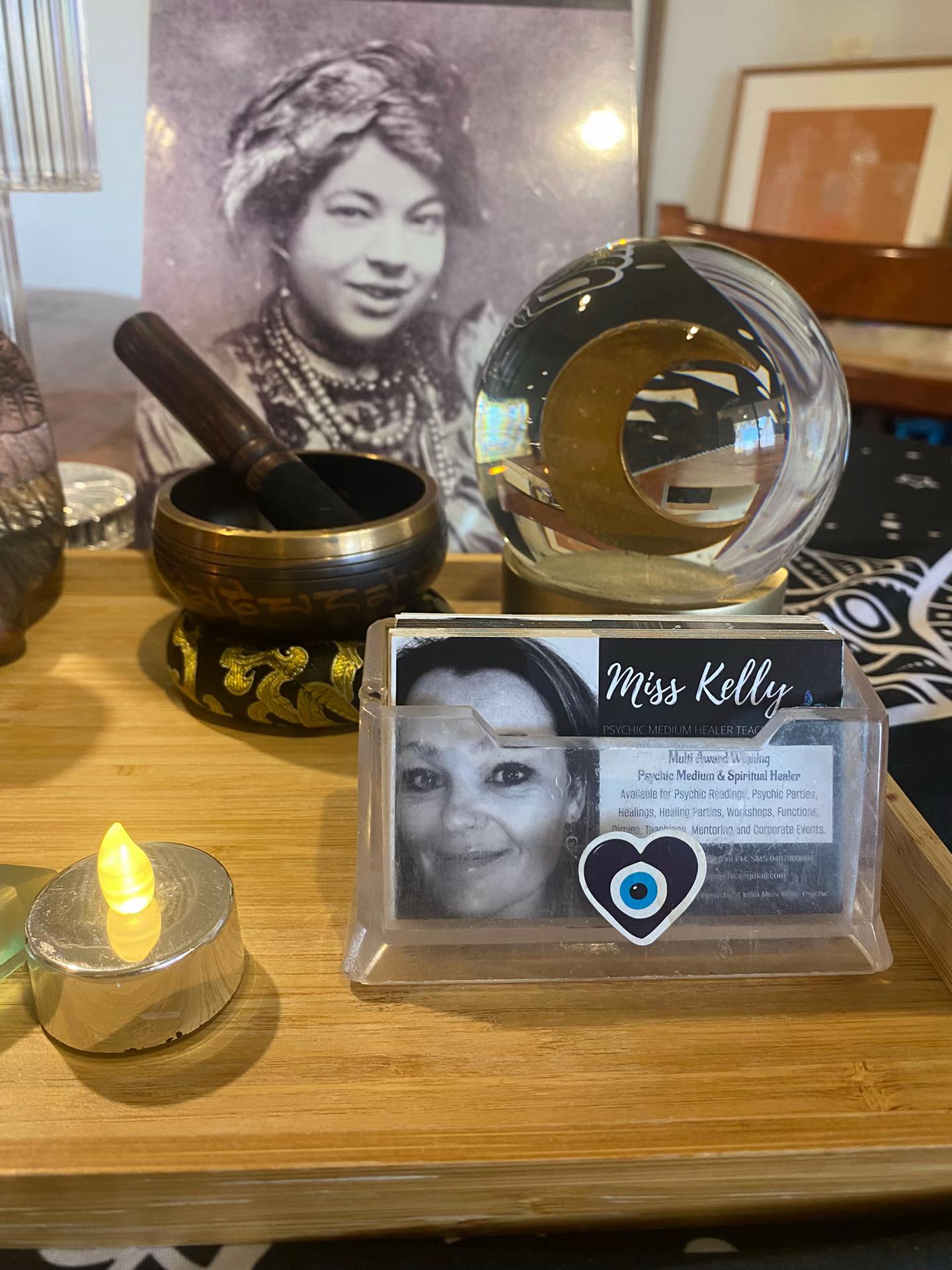@Miss Kelly - Psychic Medium 🦋