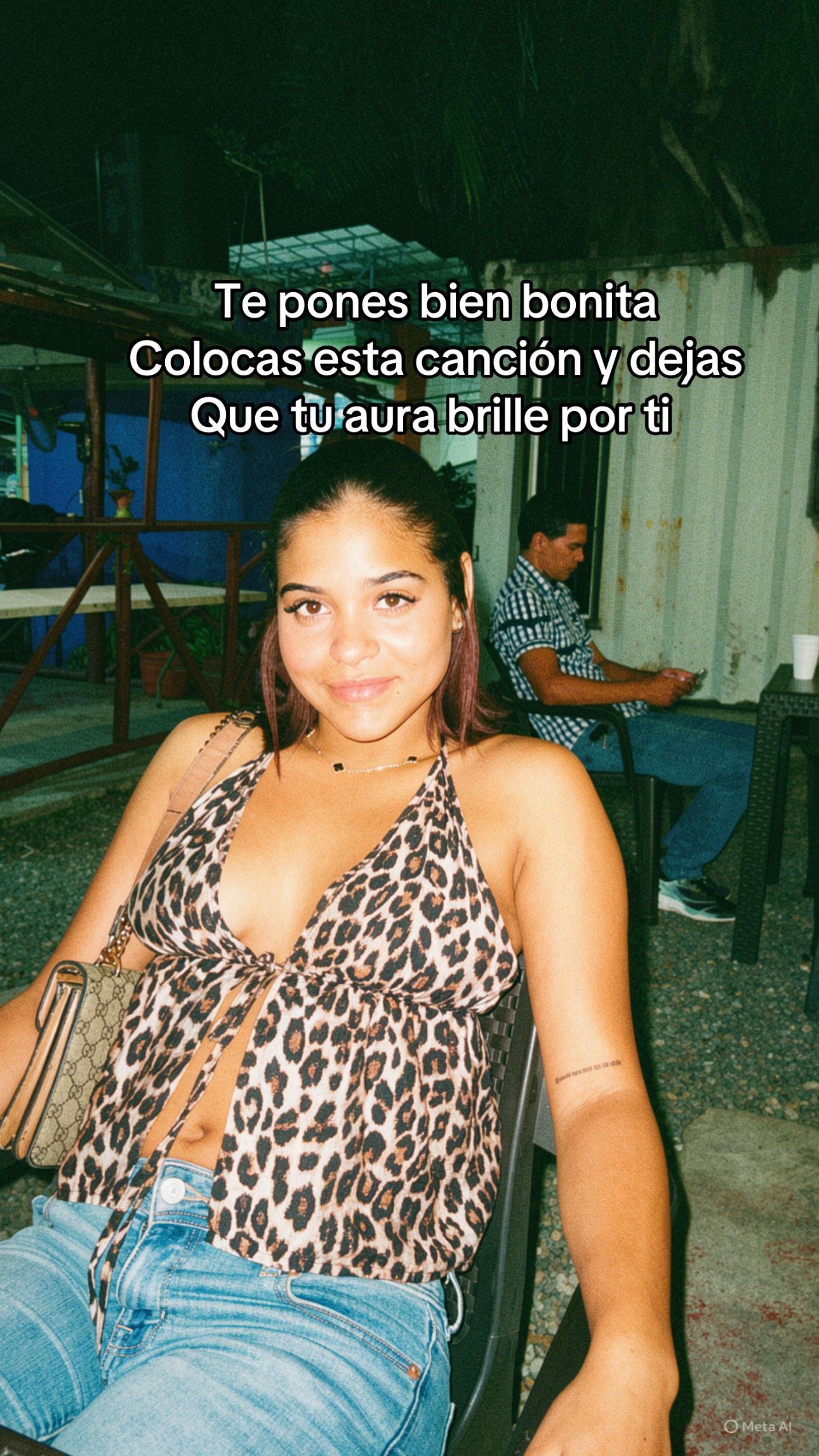 @🧍🏽&zwj;♀️