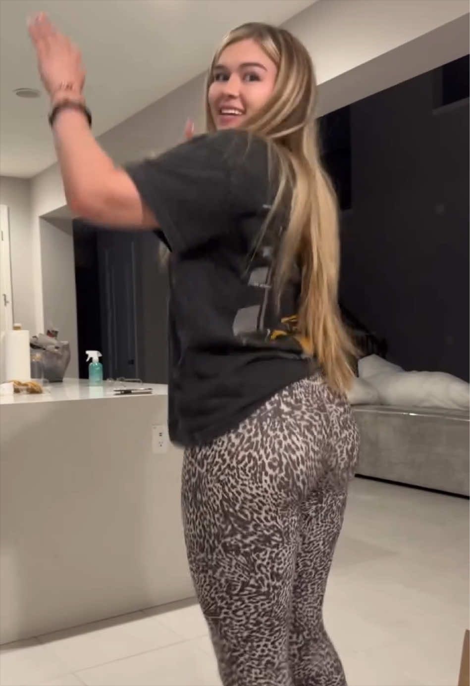 @tiktok.hotties.baddies
