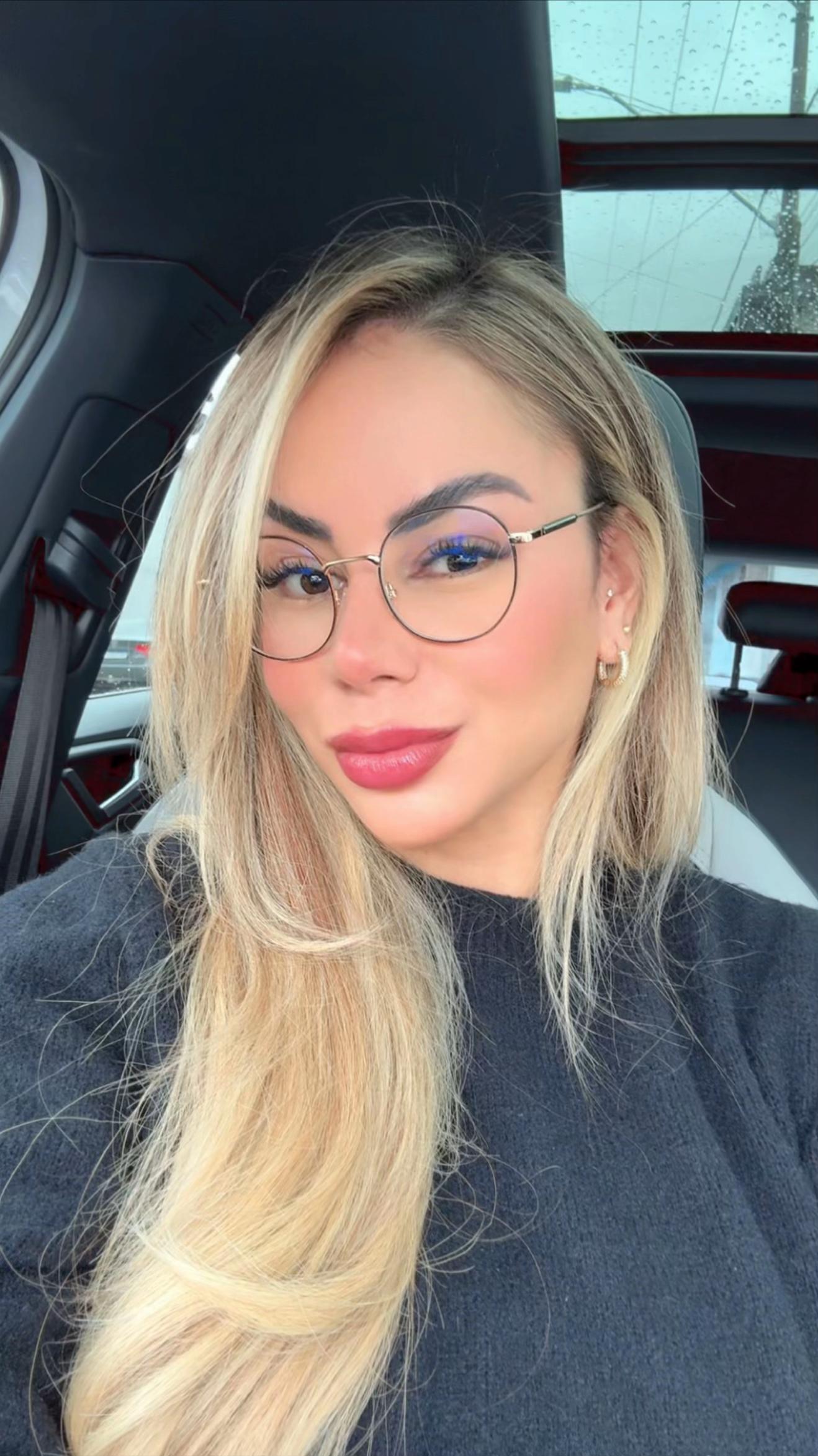 @KarllaMello