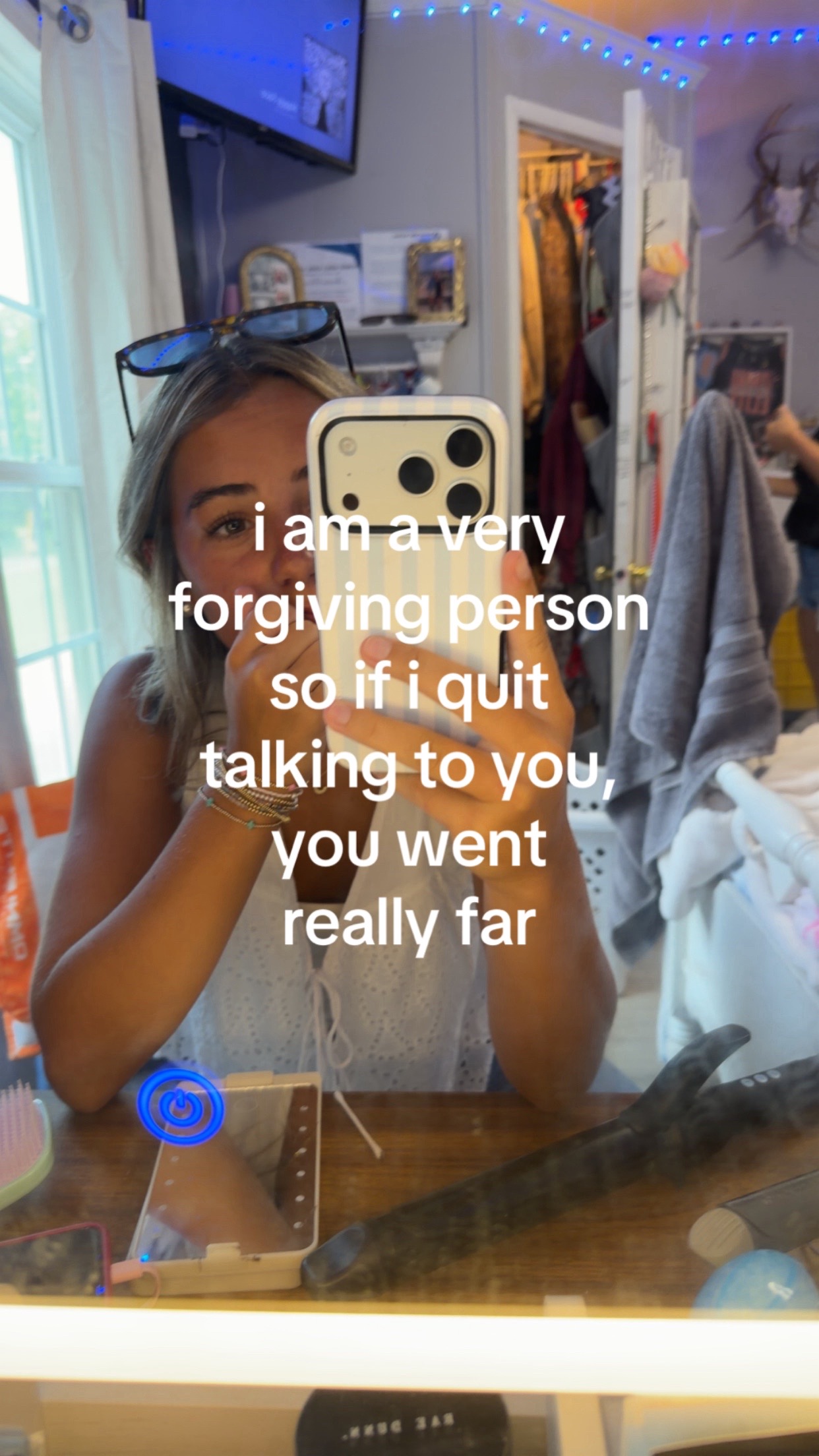 @👩🏽&zwj;🦯👩🏽&zwj;🦯&zwj;➡️