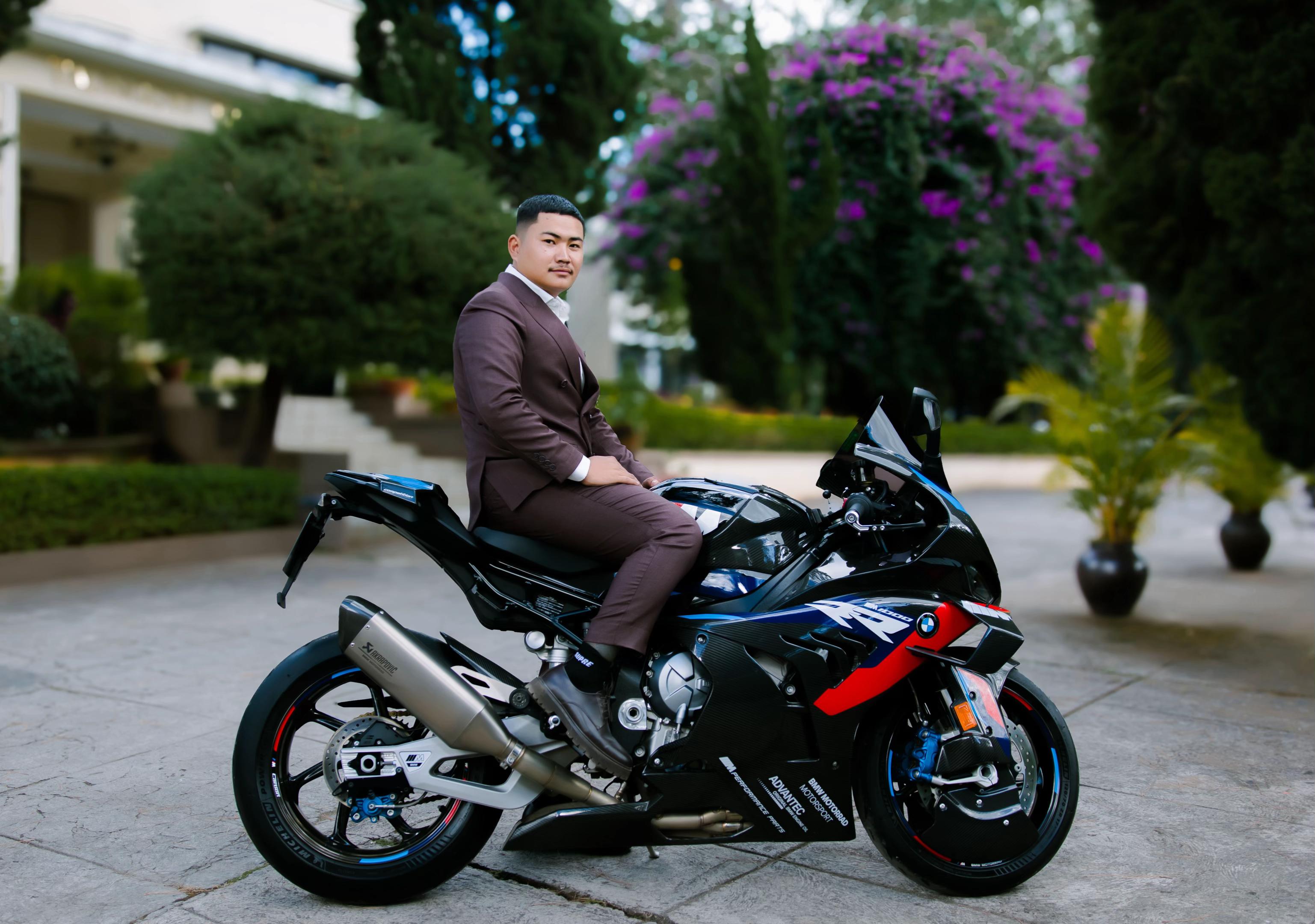 @SIPHYOETGI Motorcycle showroom