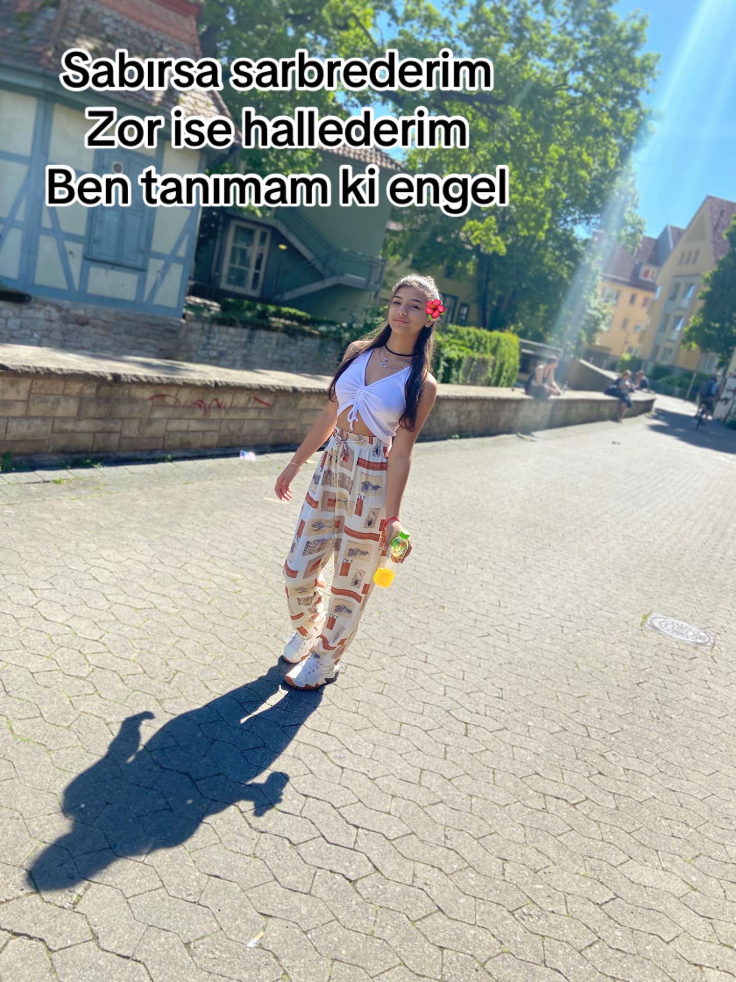 @👮🏻&zwj;♀️