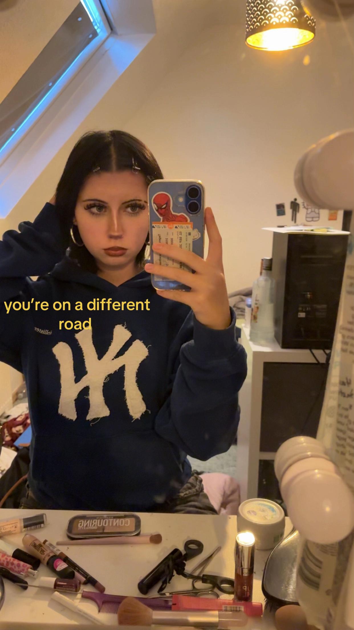 @>⩊<