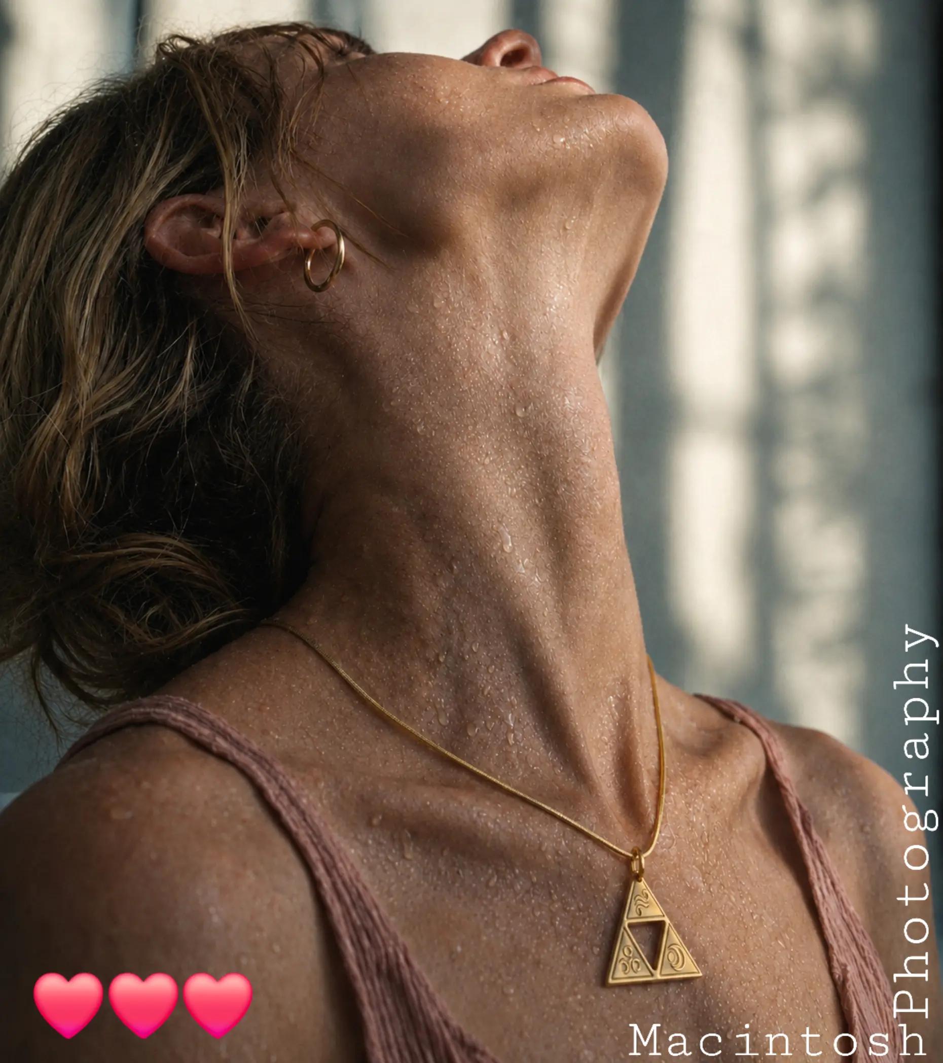 @Female_Neck_Appreciation