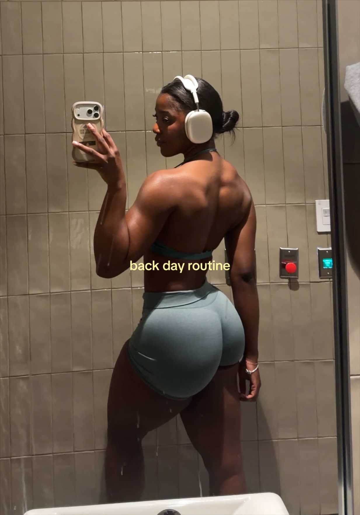 @mo