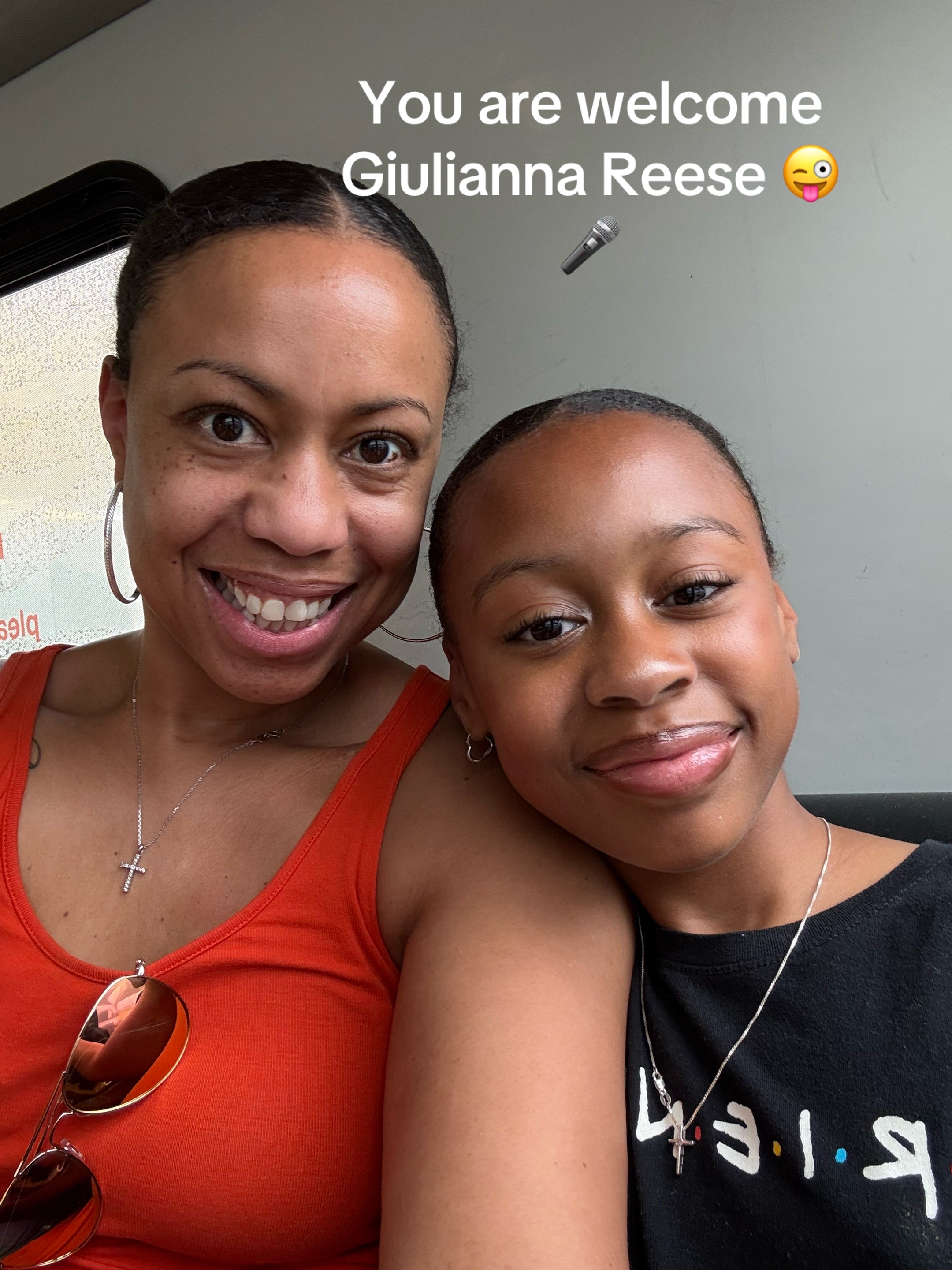 @JustGen ✋🏽👩🏽&zwj;🦱🤚🏽