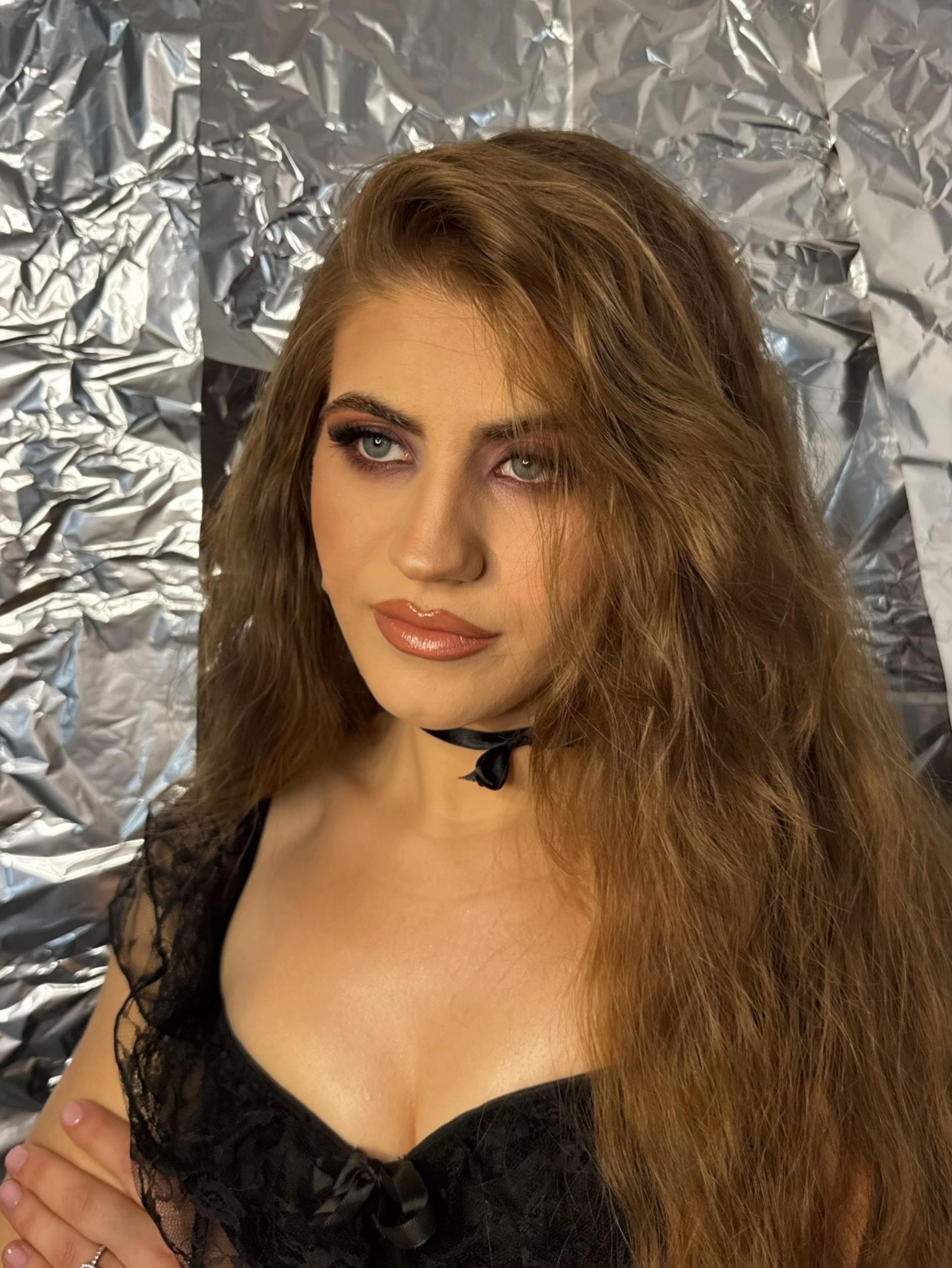 @))))
