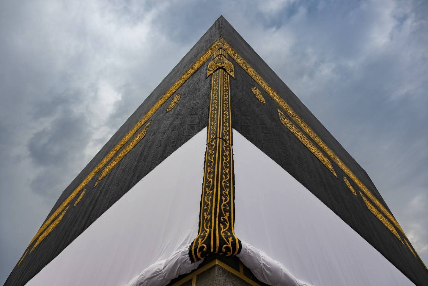 @𝑴𝒓.𝑺𝒐𝒖𝒓𝒂𝒗🇧🇩
