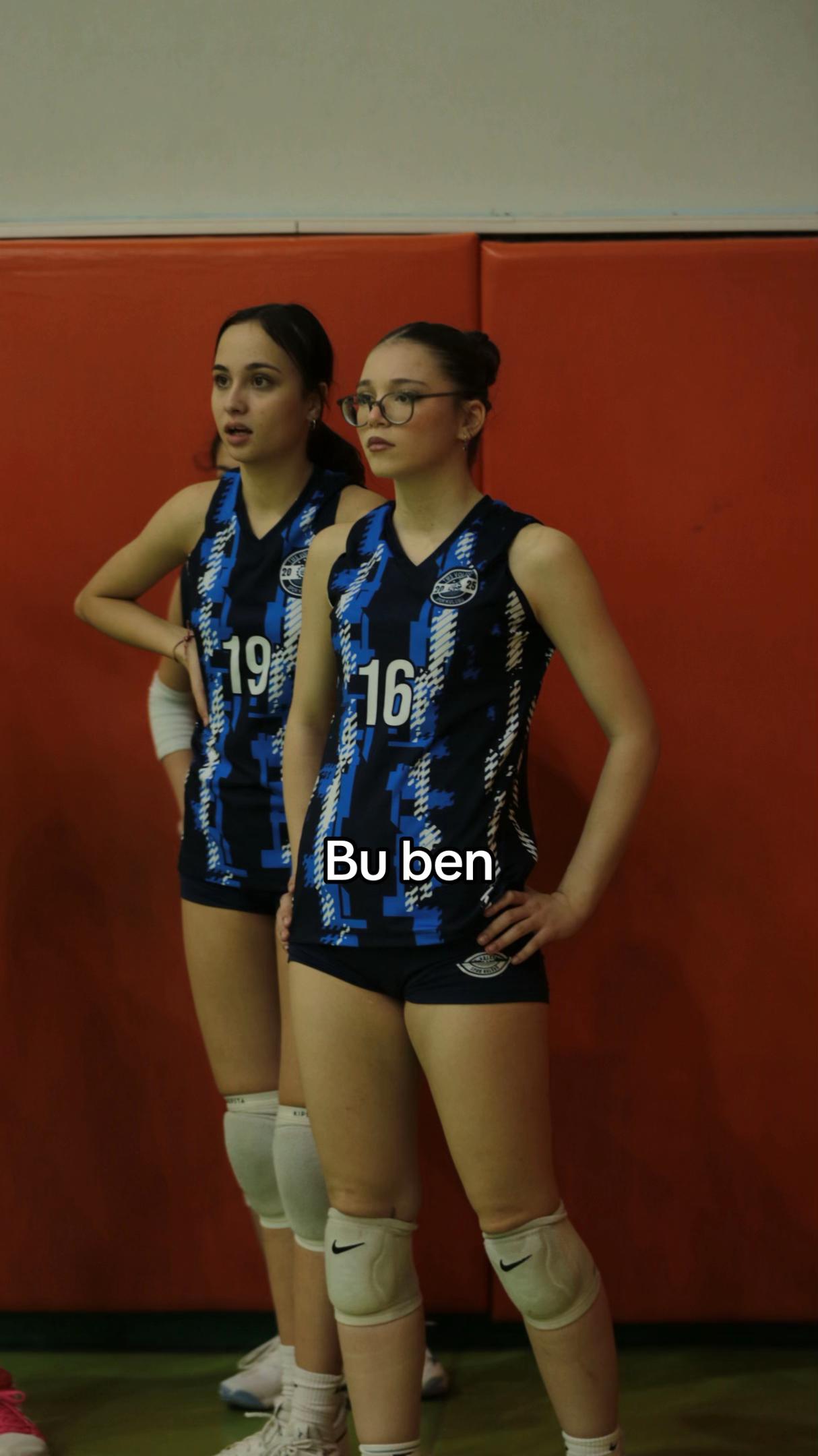 @urfavblondnbrunettee