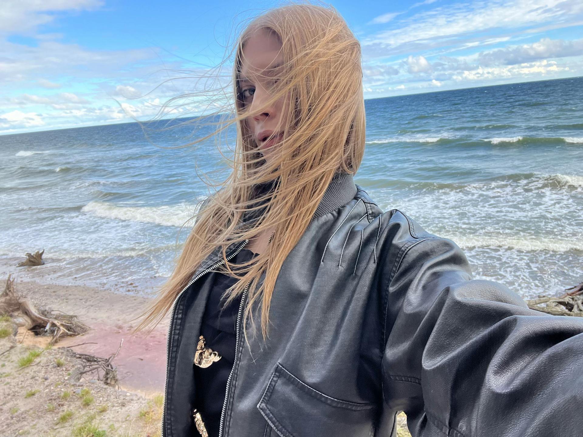 @аня