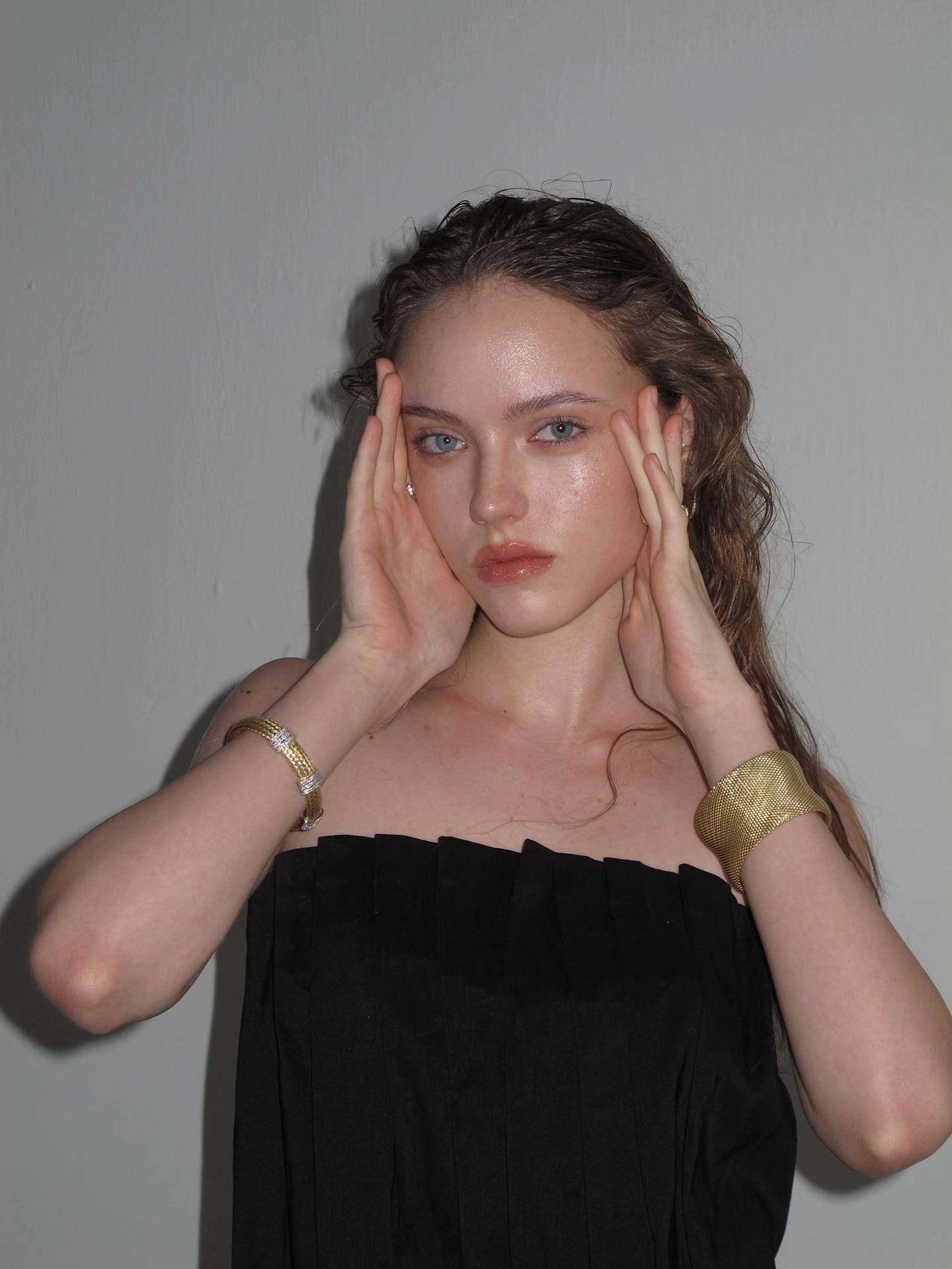 @ℳ𝒶𝓇𝒾𝒶_ℬ𝓊𝓏𝓏