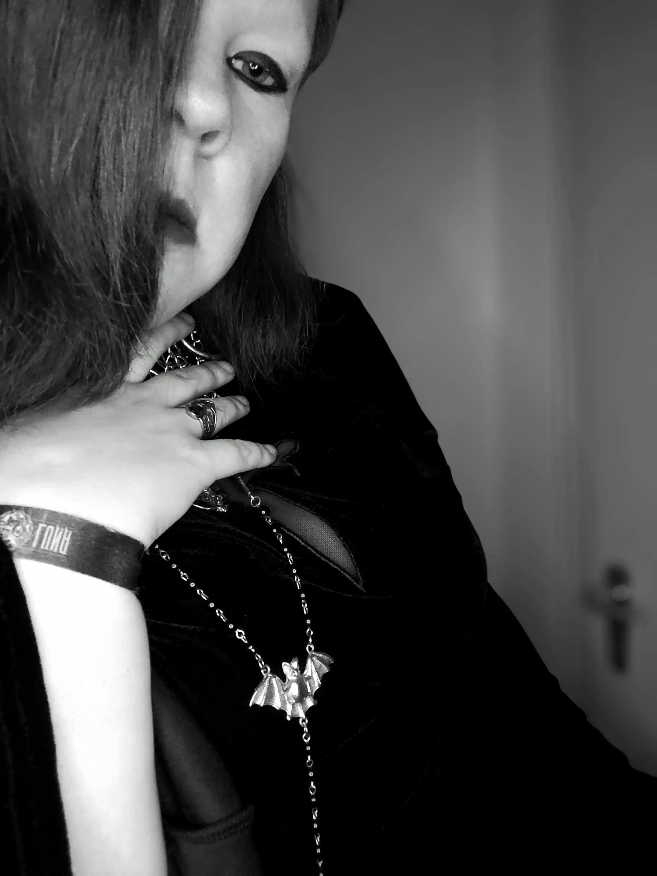 @Charlene 🖤🌹🦇
