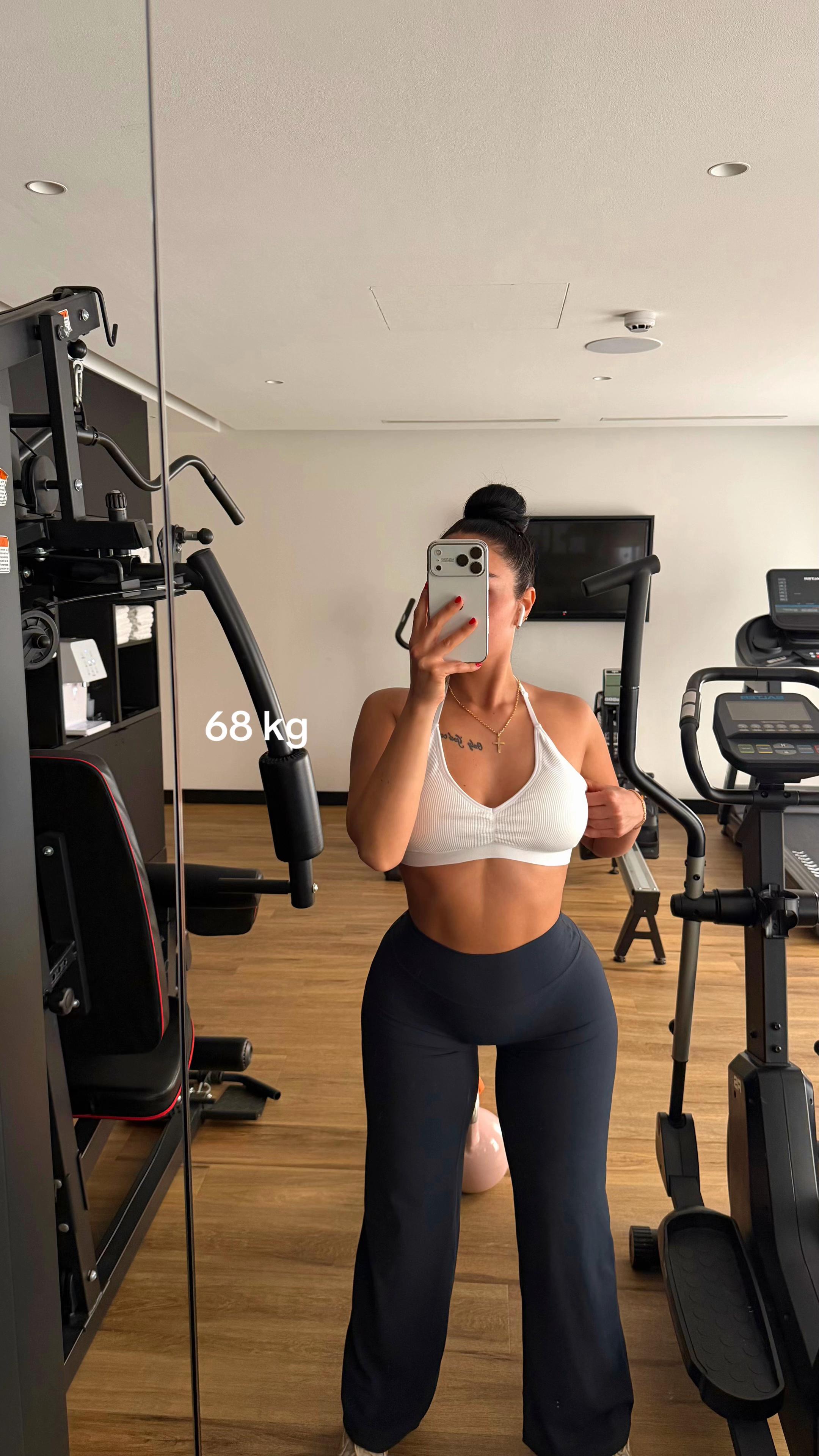 @EllxFit