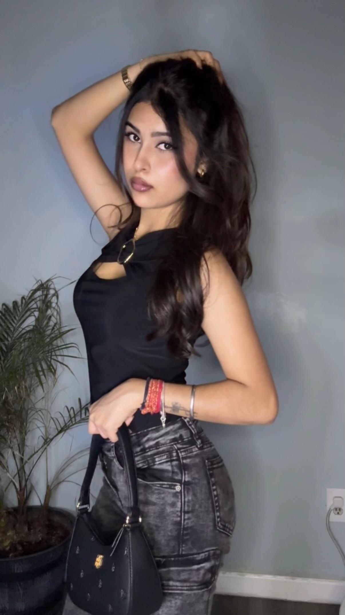 @Simran🖤