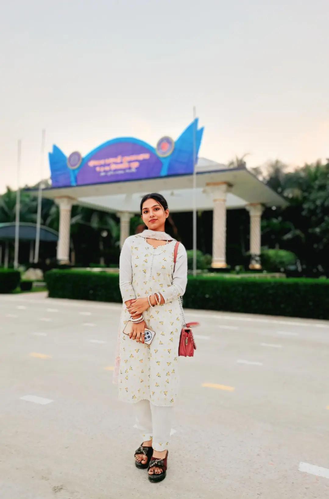@✨Ratri Roy🌼