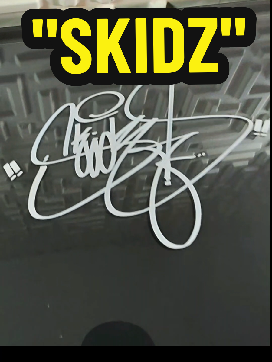 @"Nurse & graffiti name artist"