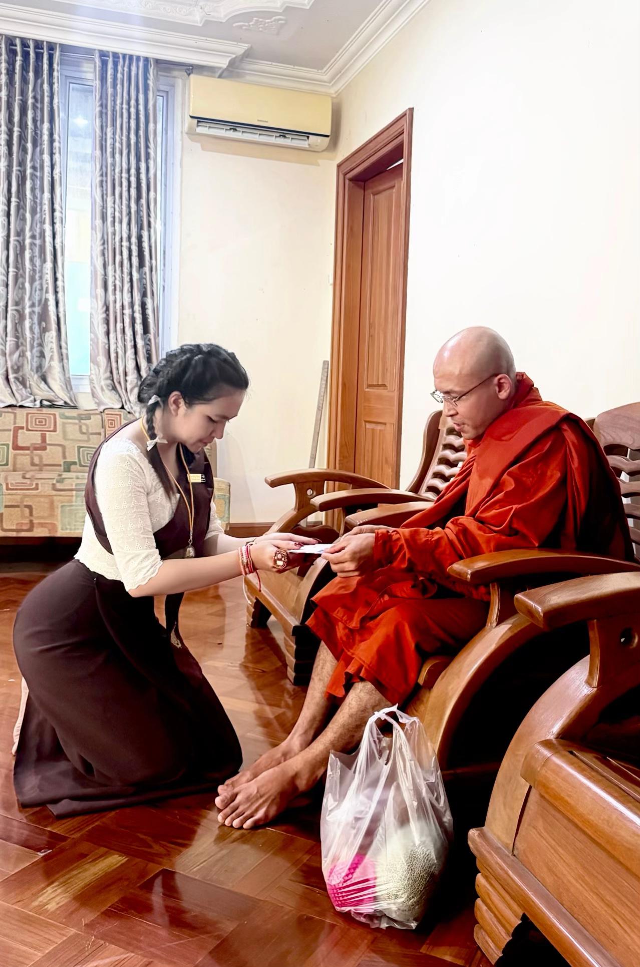 @Win Shwe Yee Thin(ဝါလေး)