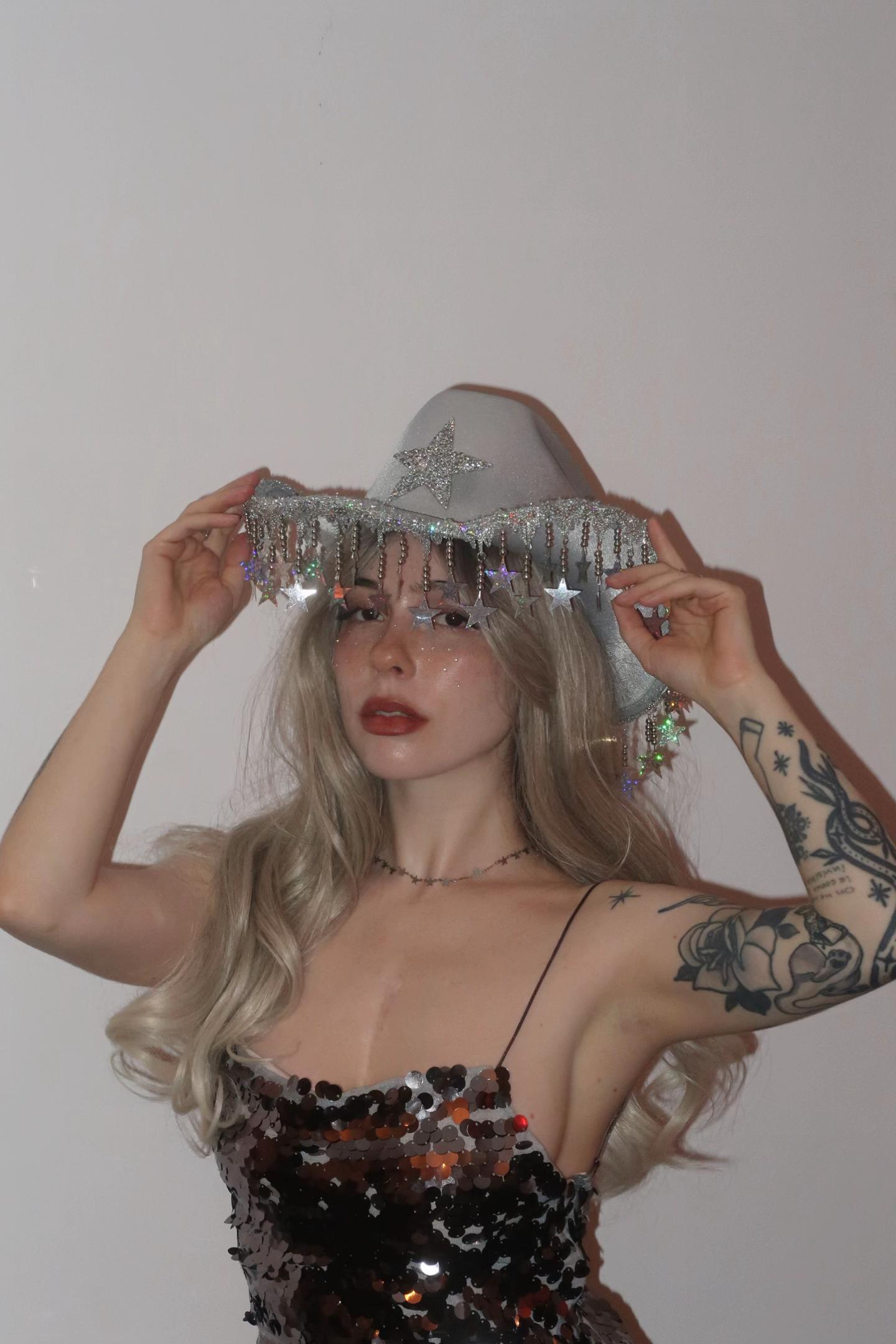 @thays ✮⋆˙