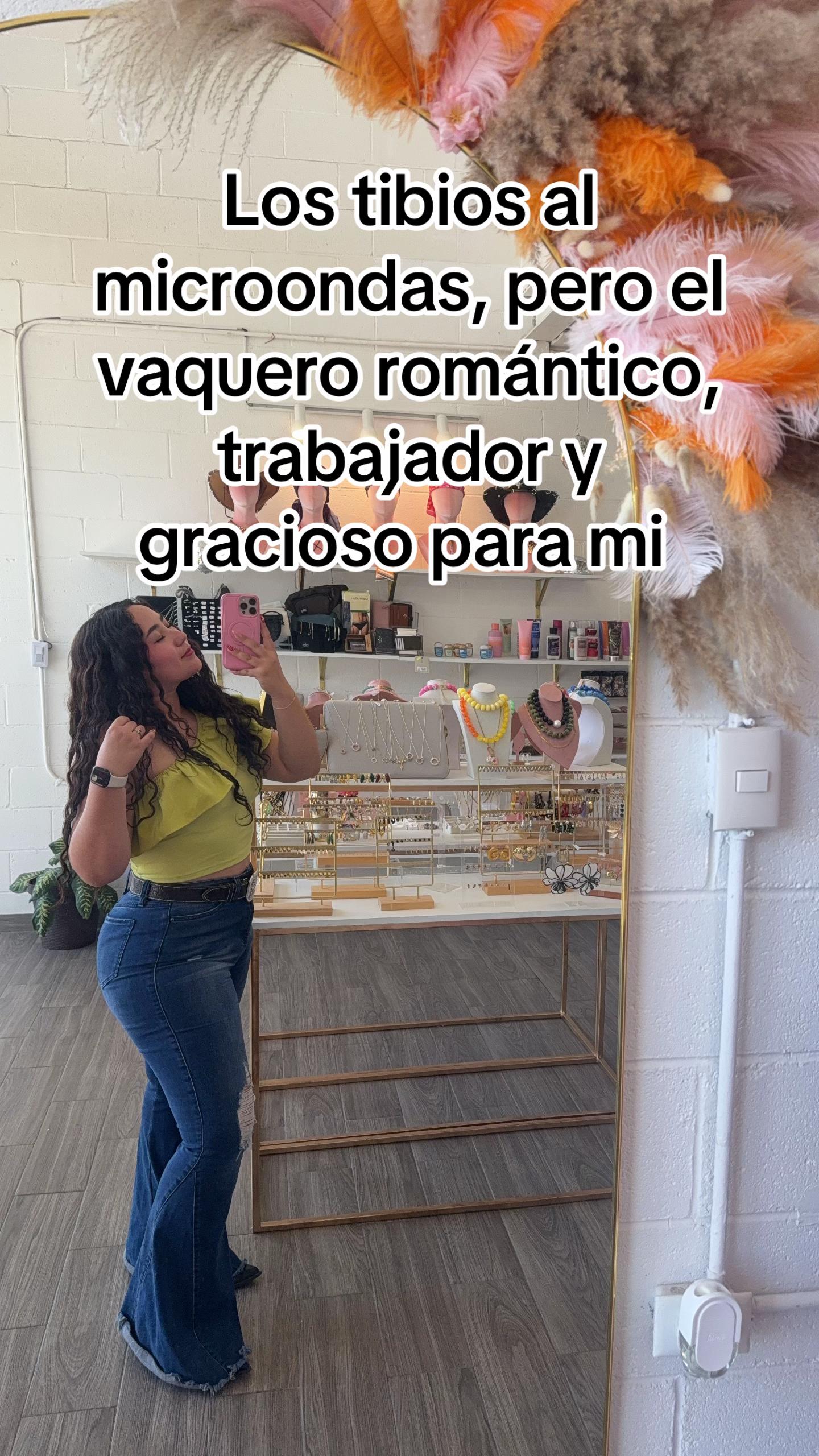 @AlexandraDeLuna_