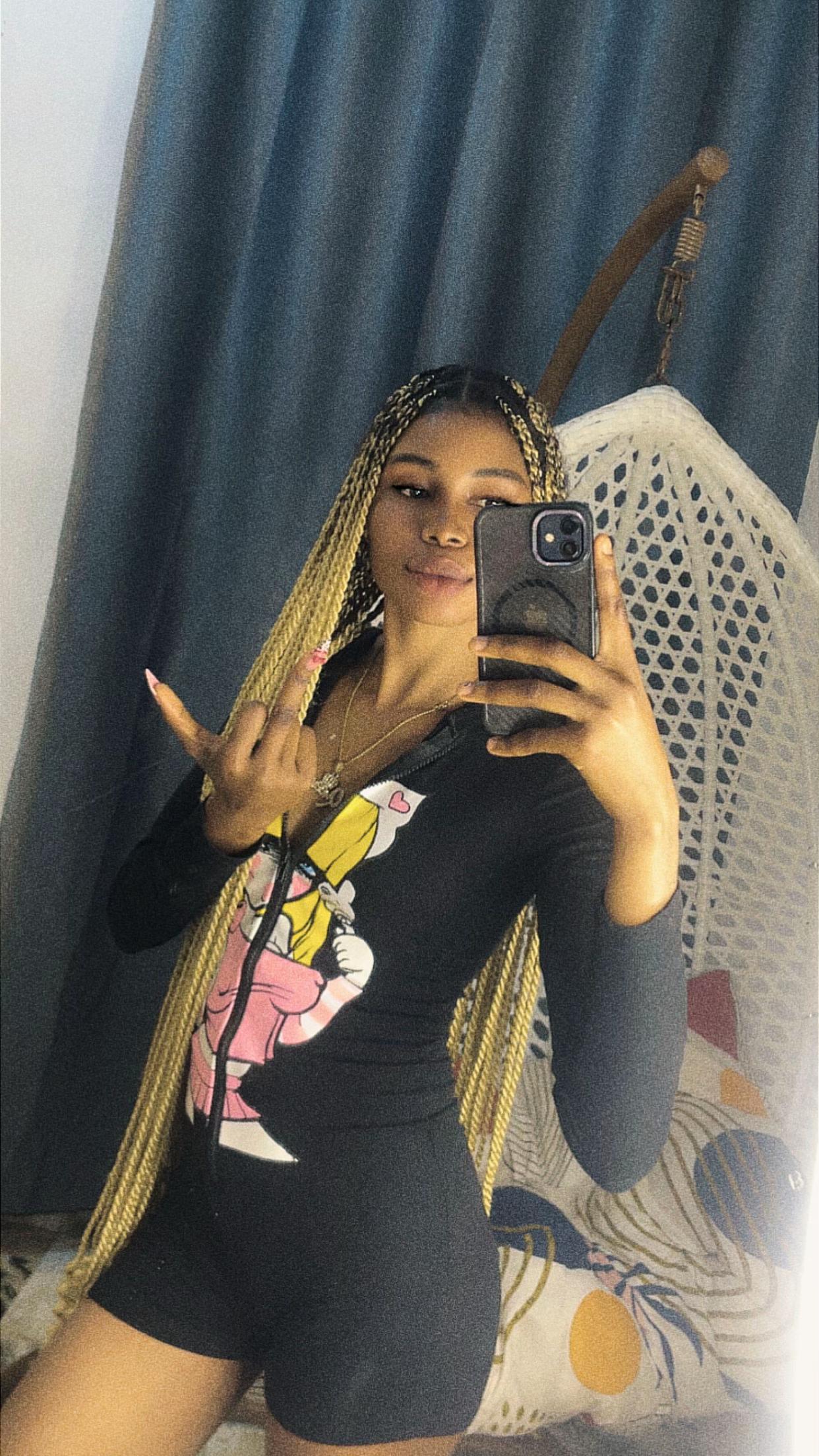 @>>>SHE’S A LONER🥹📌<<<<