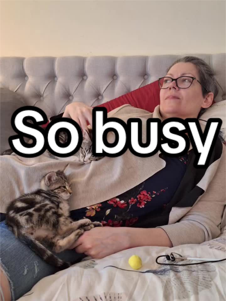 @ShelliSitsWeirdly