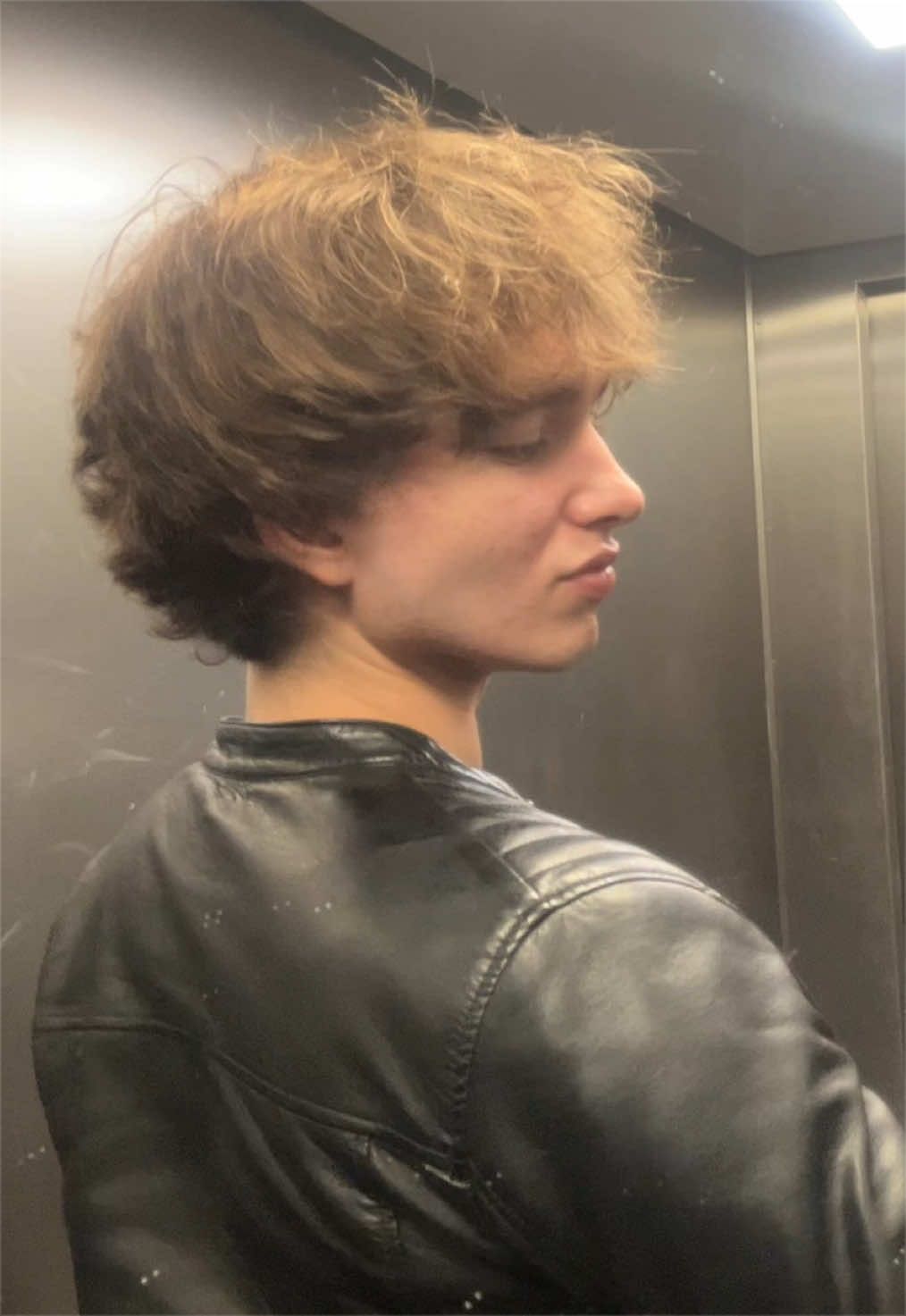 @•