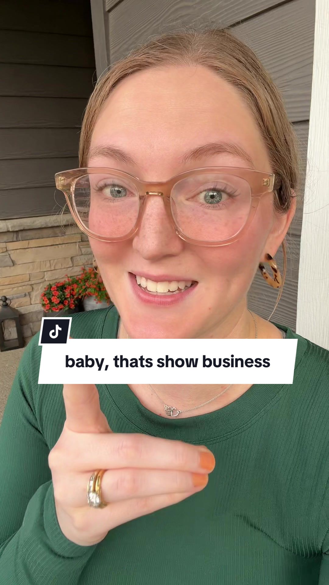 @bookswiftie 🐝